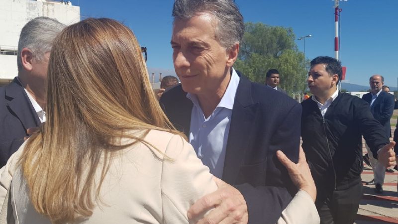 El saludo de Lucía y Macri en el aeropuerto
