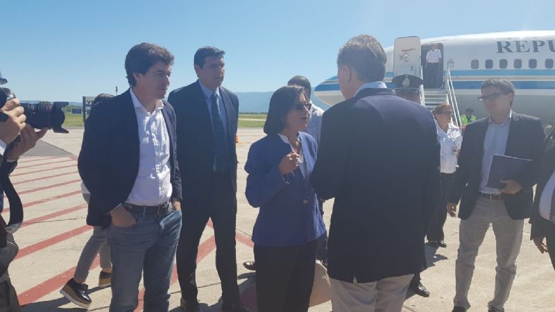 El saludo de Lucía y Macri en el aeropuerto