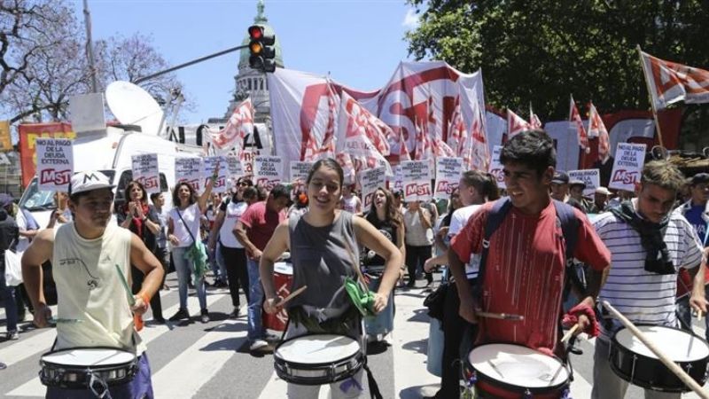 Congreso rodeado de manifestaciones en contra del Presupuesto