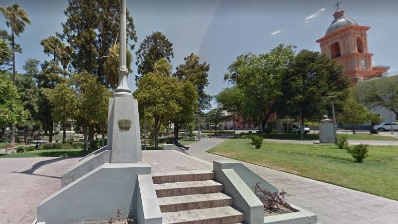 Nena jugaba en el mastil de la plaza y se golpeó