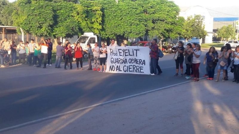 Ex trabajadores de Tileye cortaron ruta y montaron una guardia obrera