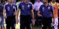 SCALONI junto a Aimar en otro partido al frente de la Selección.