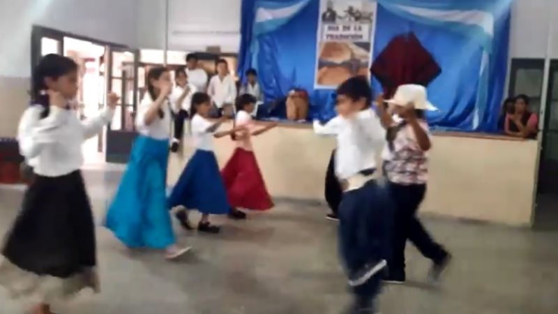 Emocionante baile de un pequeño en la Escuela N°35 de Icaño
