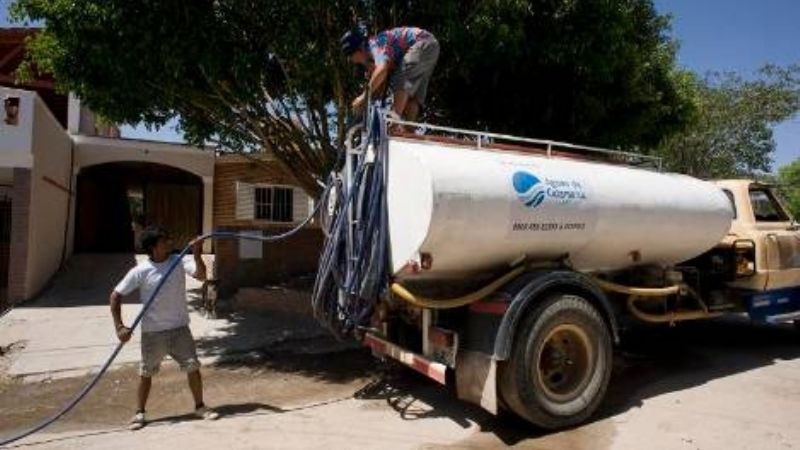 Trabajan para mejorar la provisión de agua potable en la Capital