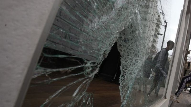 Rompen vidrieras de comercios en el centro