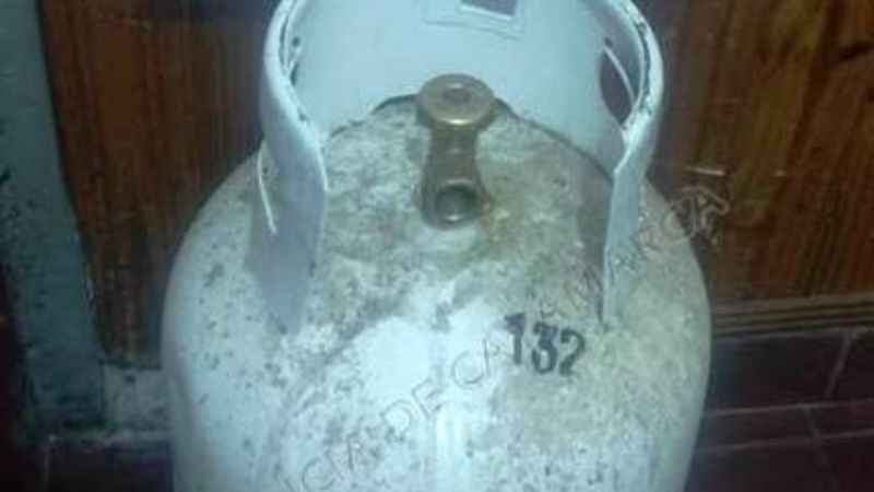 Jóvenes sorprendidos vendiendo una garrafa robada