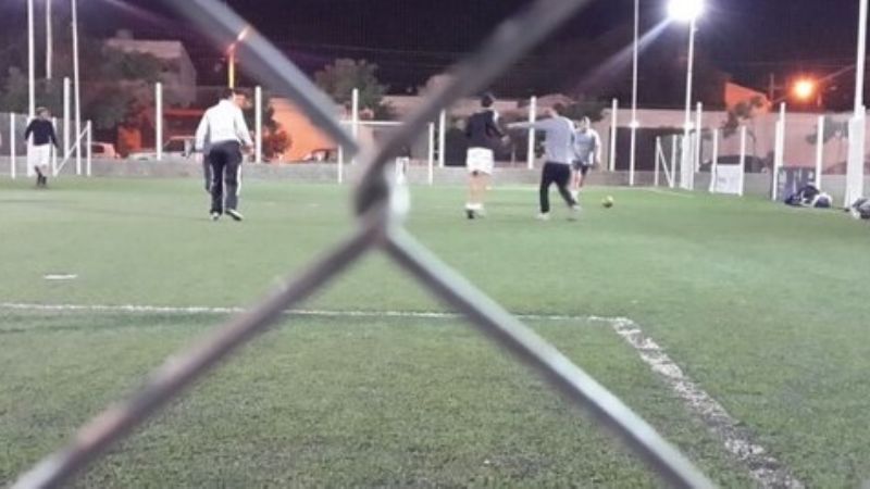 Se fracturó el brazo jugando al fútbol