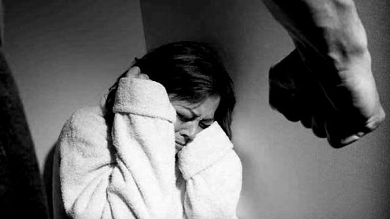 Joven aprehendido por golpear a su propia madre