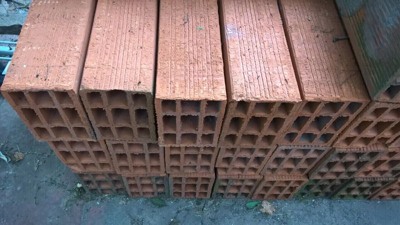 Atrapan a un joven que robó ladrillos de una obra en construcción