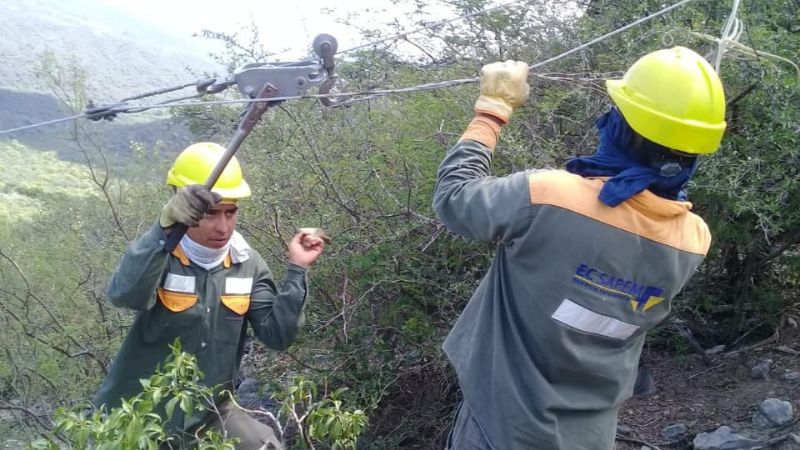 Intenso trabajo de operarios de la EC SAPEM en el cerro Ancasti