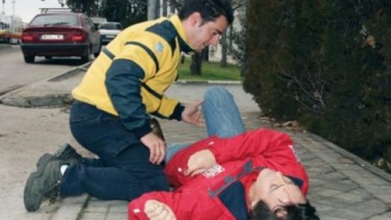 Sufrió convulsiones y lo ayudaron policías