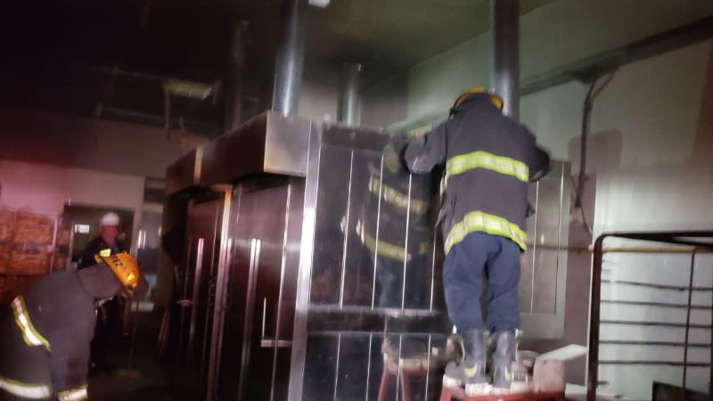 Bomberos apagaron un incendio en una panadería