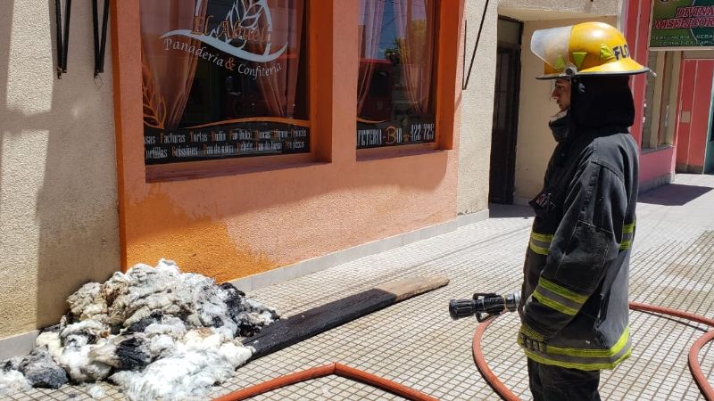 Bomberos apagaron un incendio en una panadería