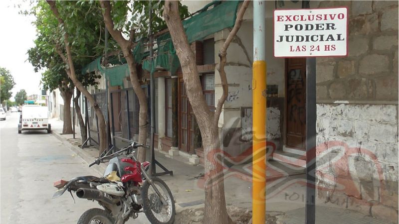 Ordenan detener a tres personas que compraban y vendían autos