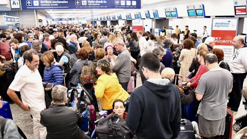 Los gremios anunciaron un paro de todos los vuelos para el lunes 26