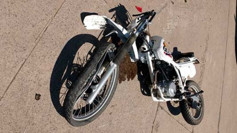 Niño se cayó mientras conducía una moto