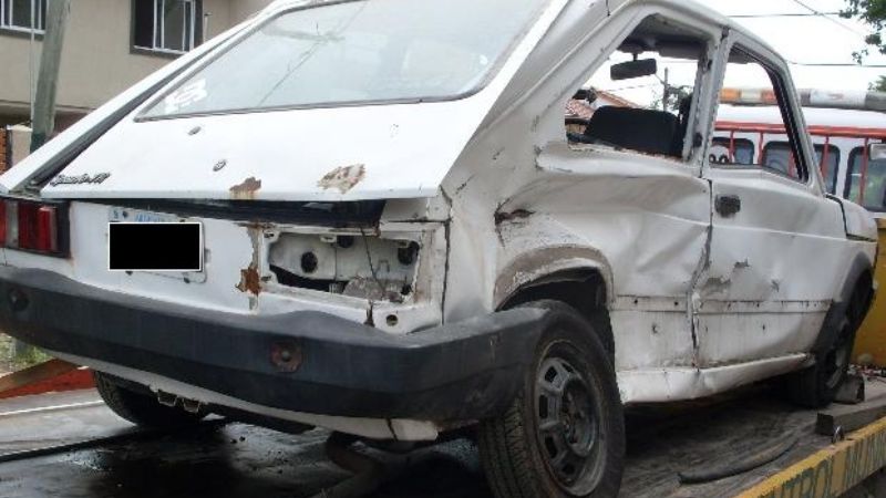 Tras una violenta colisión, una mujer debió ser rescatada del interior de un auto