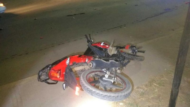 Un hombre y una niña heridos tras caer de la moto