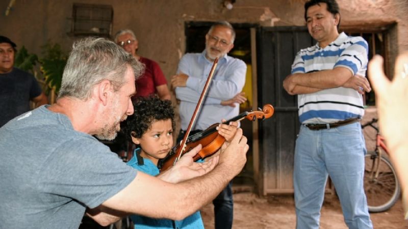 Un pequeño de Tinogasta recibió su violín y comienza a cumplir su sueño