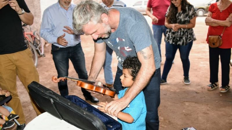 Un pequeño de Tinogasta recibió su violín y comienza a cumplir su sueño