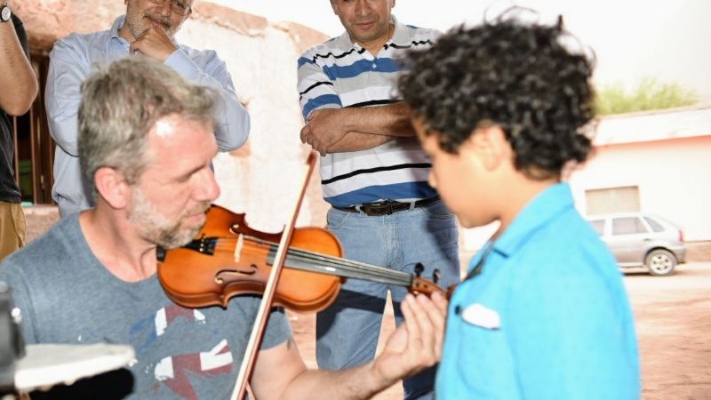 Un pequeño de Tinogasta recibió su violín y comienza a cumplir su sueño