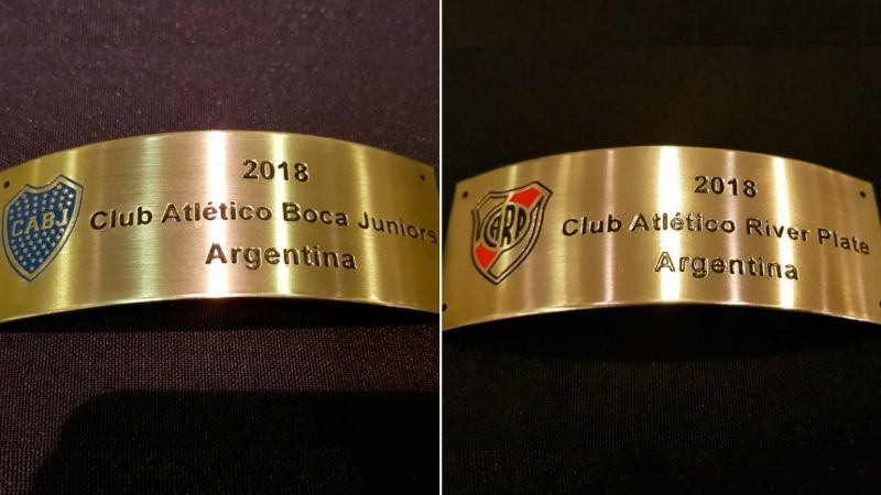 Una será desecho: Conmebol mostró las chapas de campeón de River y Boca