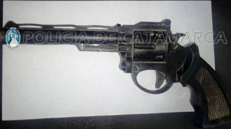 Jóvenes arrestados con una réplica de arma de fuego