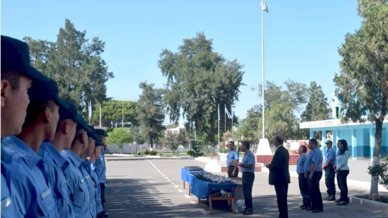 Entregan elementos a cadetes de la Policía