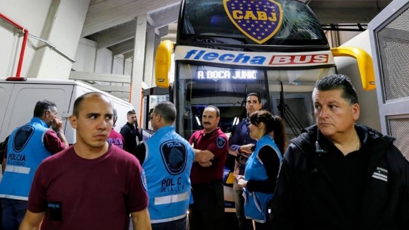 Incidentes en la llegada de Boca y en los alrededores del Monumental: "Nos tiraron piedras, de todo"
