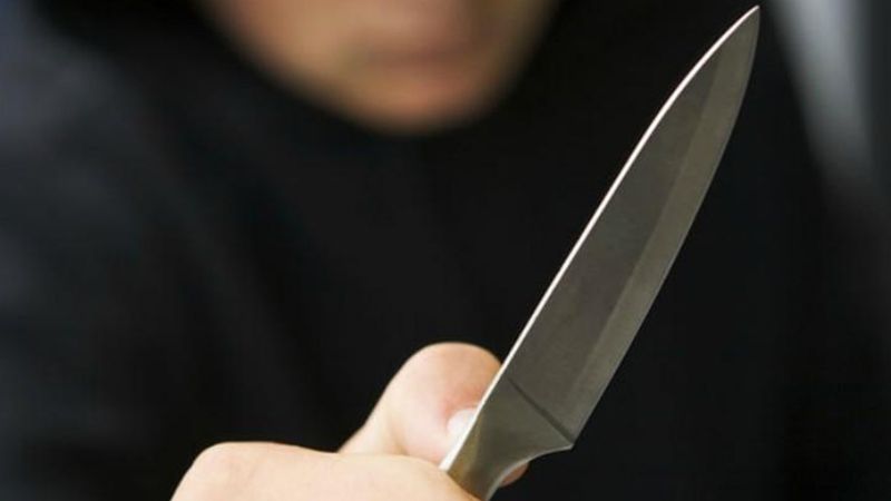 Amenazó de muerte con un cuchillo carnicero y golpeó a su pareja