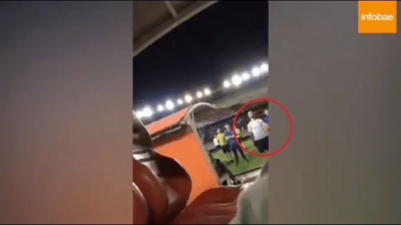 Mientras esperaban para irse, Benedetto y Tévez provocaron a los hinchas de River