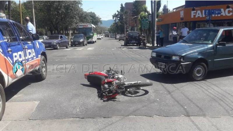 Un hombre terminó herido tras un choque entre una moto y un auto