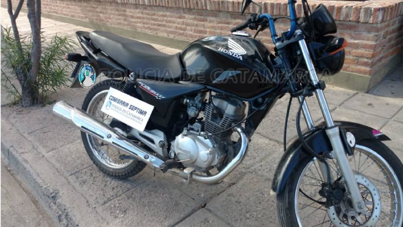 Joven escapó, dejó abandonada una moto y más tarde lo atraparon