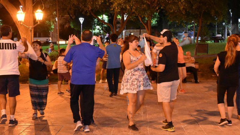 A base de folklore, el público consolida “Aquí Cultura Danza” cada viernes