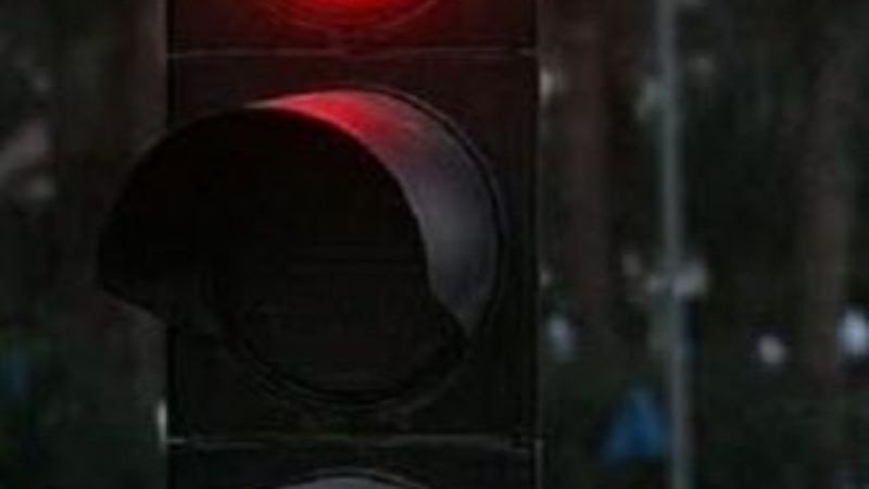 Motociclista chocó a un auto que esperaba el paso del semáforo