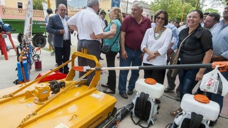 La Gobernadora entregó maquinaria agrícola a productores de Capayán