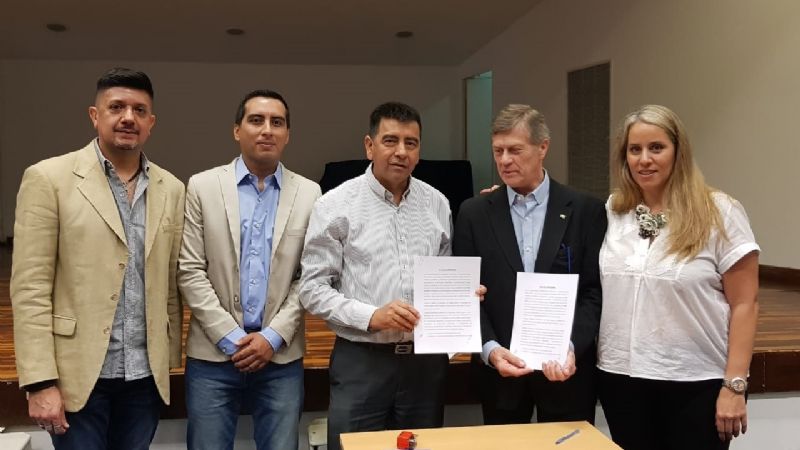 Firman convenio para la entrega de equipamiento informático a municipios