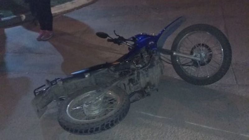 Se cayeron de la moto