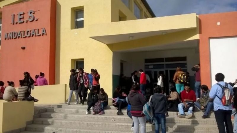 Alumnos del IES se encadenan en el edificio