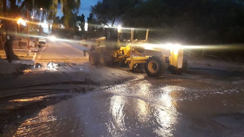 Despejan caminos en Santa María afectados por la lluvia