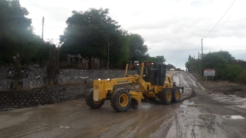 Despejan caminos en Santa María afectados por la lluvia