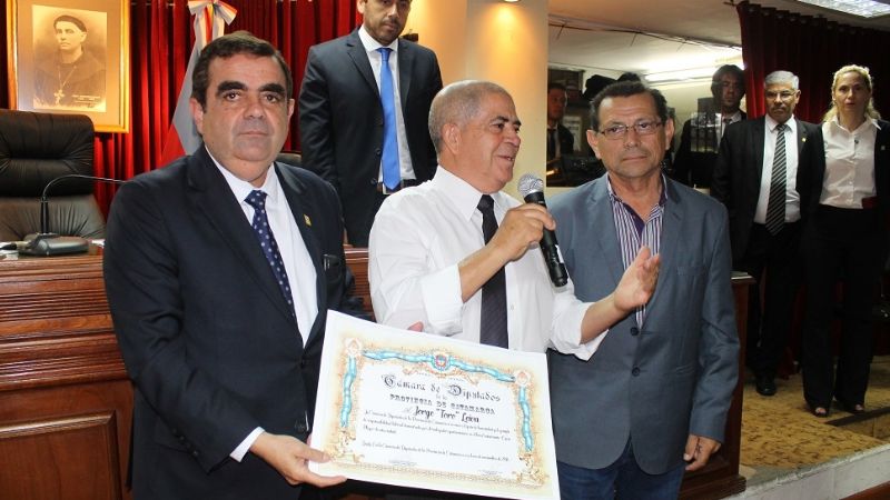 Reconocen al mozo “Torito” Leiva por gesto de honestidad