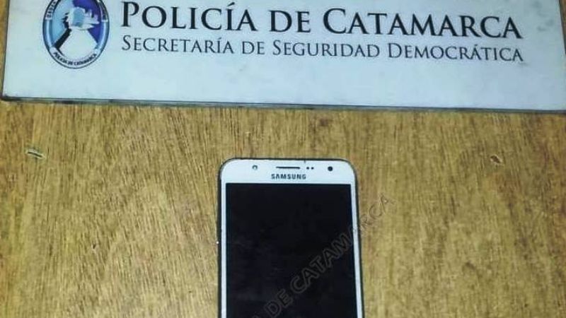 Escapó de la policía y dejó abandonado un celular robado