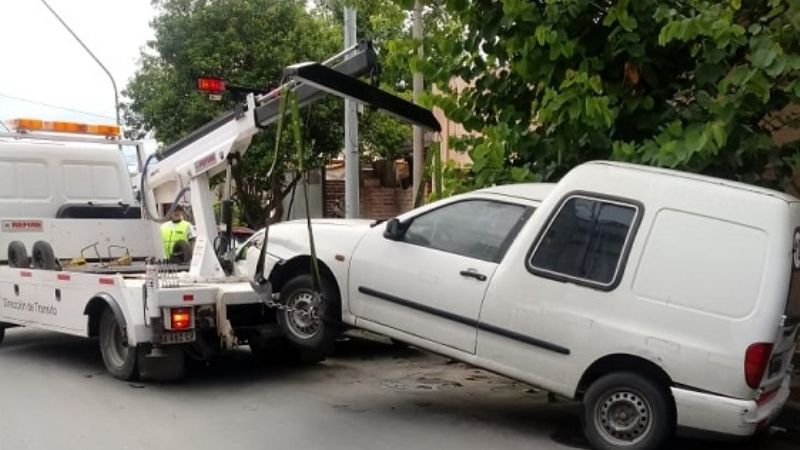 Autos abandonados en la calle serán retirados por la grúa