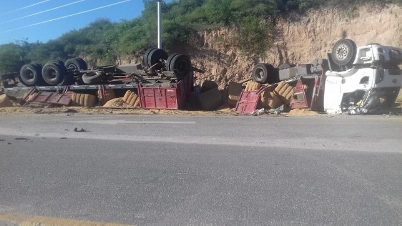 Volcó un camión cerca de La Merced