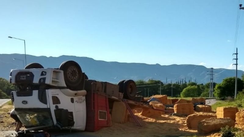 Volcó un camión cerca de La Merced