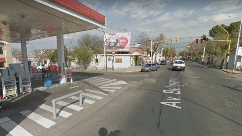 Asisten a joven en una estación de servicios