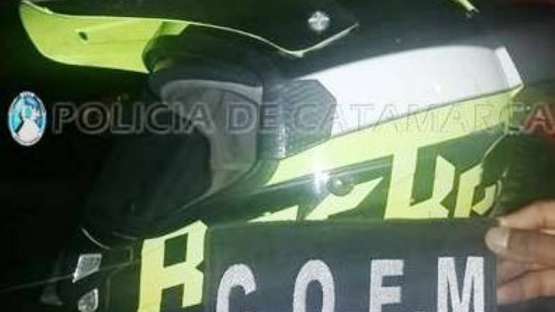 Tras una persecución aprehenden a un joven y recuperan un casco