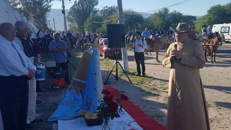 Cientos de jinetes en una travesía que  unió Valle Viejo con la Gruta de Choya