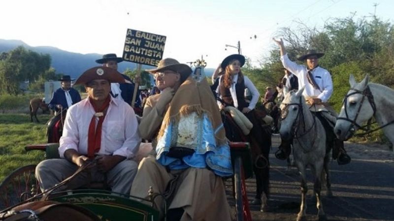 Cientos de jinetes en una travesía que  unió Valle Viejo con la Gruta de Choya